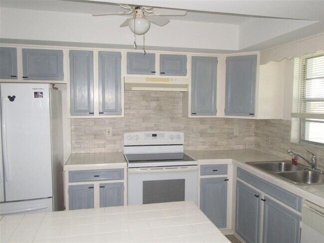 Photo - 64 Annapolis Ln