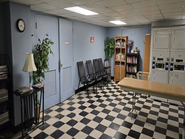 Photo - 1271 Poplar Ave Unit 906