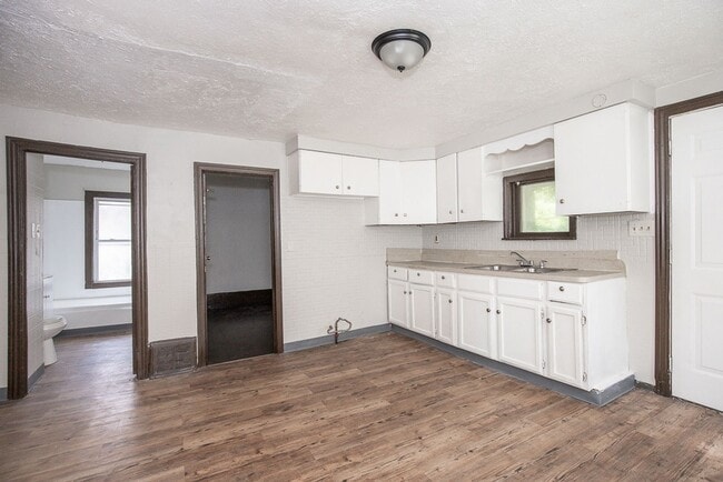 Photo - 9005 Union Unidad 9005 Union Down