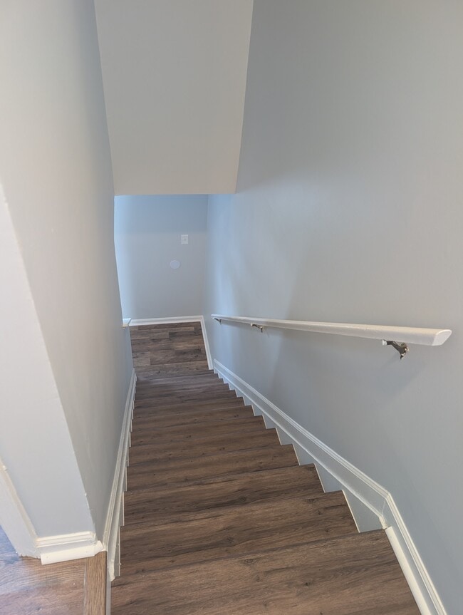 Escaleras desde la planta superior a la zona principal - 1109 Holmespun Dr