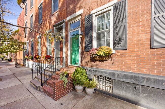 Photo - 2207 Lombard St