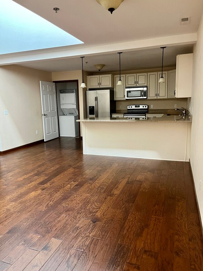 Kitchen from living area - 143 S Main St Apartamentos Unidad 2
