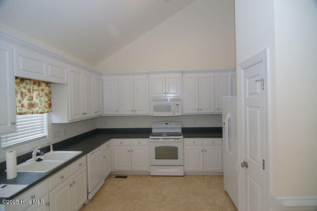 Photo - 2104 Cherrytree Ln