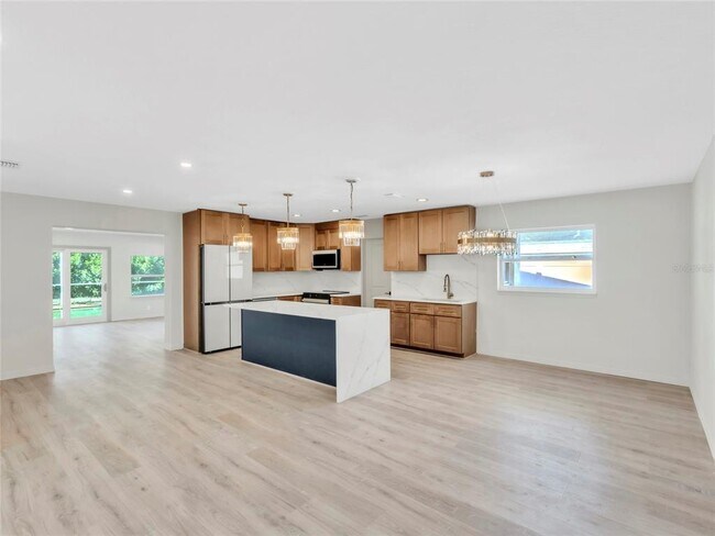 Photo - 4870 Venetian Blvd NE