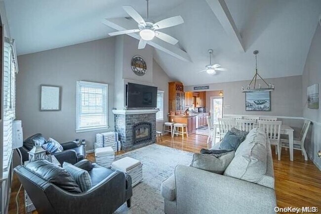 908 Evergreen Walk