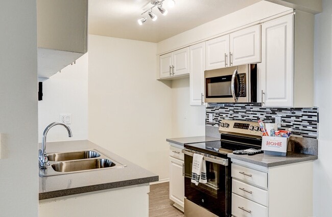 J plan down - 1BR, 1BA - 700sf - Chateau De Ville