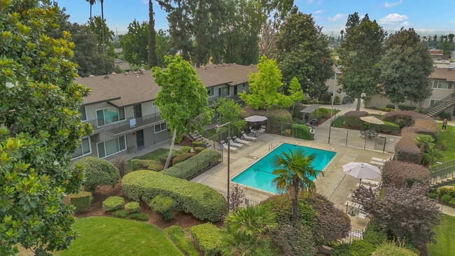 Royal Park Apartments - Royal Park Apartments