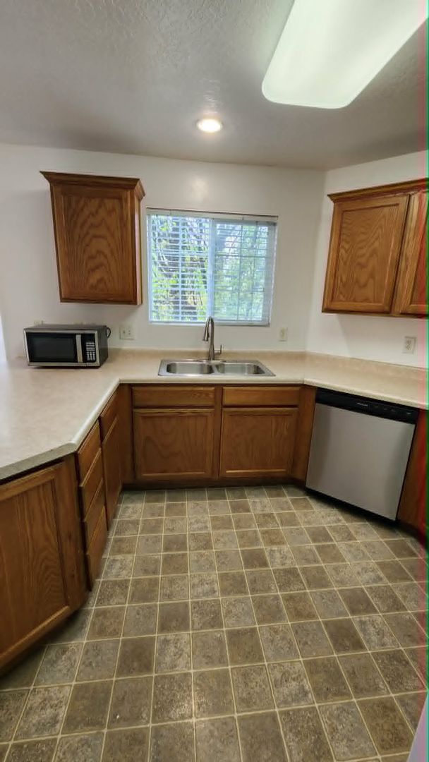 Photo - 105 Daybreak Ln