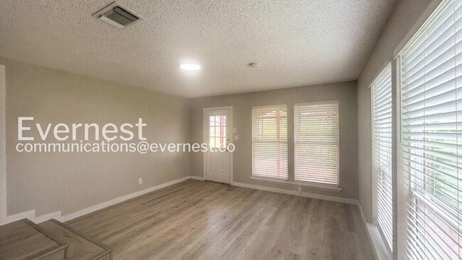 Photo - 3 Bed/2 Bath Home with Fenced Yard & Carport / Pet-Friendly / Available Now!