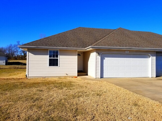 Photo - 813 N Pinewood Ave