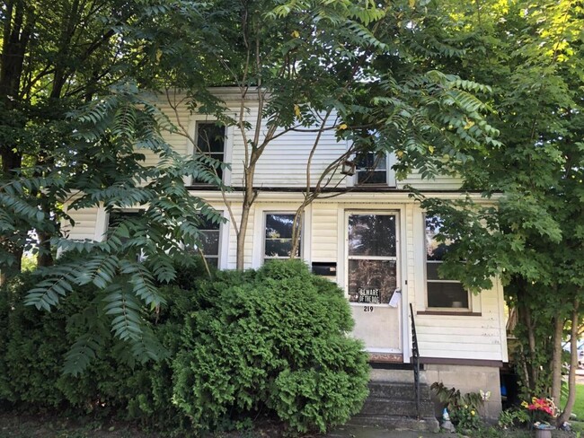 Building Photo - 219 N Shenango St Rental