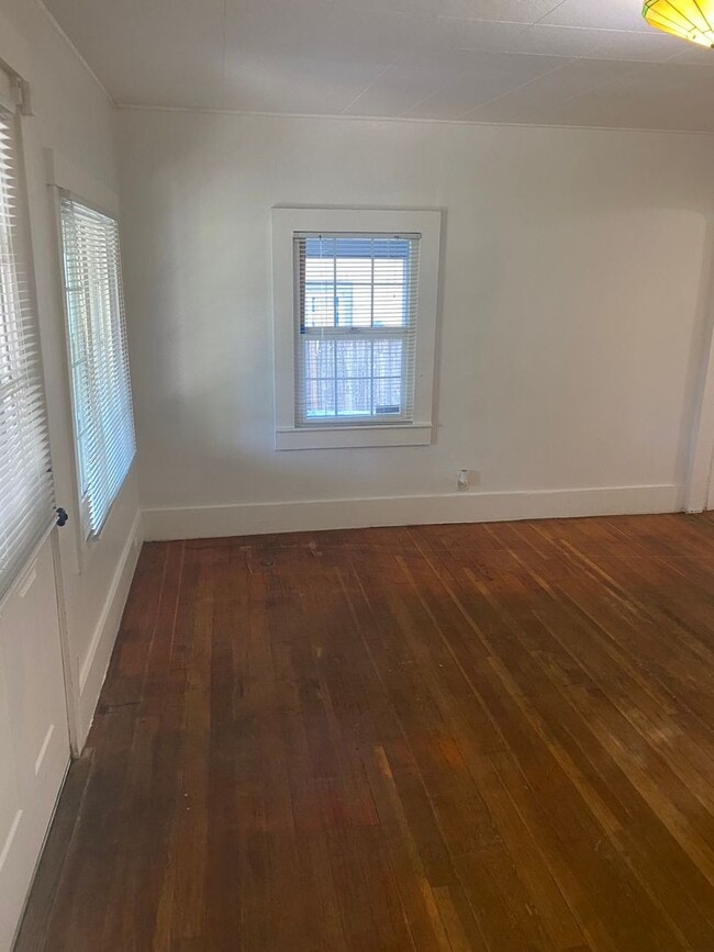 Photo - Recently updated - 4 Bedroom, 1 bath home ...