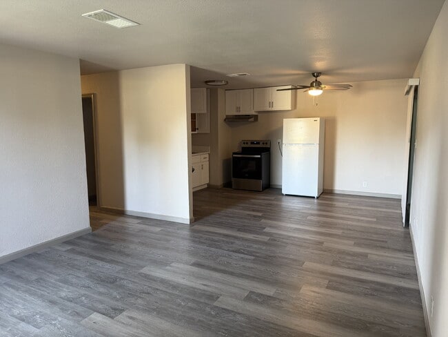Building Photo - 3 Bedroom 2 Bath Move In Ready