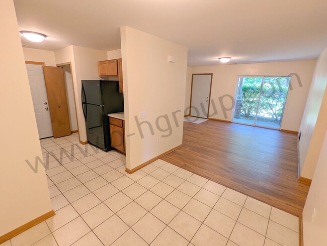 Building Photo - 8760 Sheridan Rd Unit Apt 4