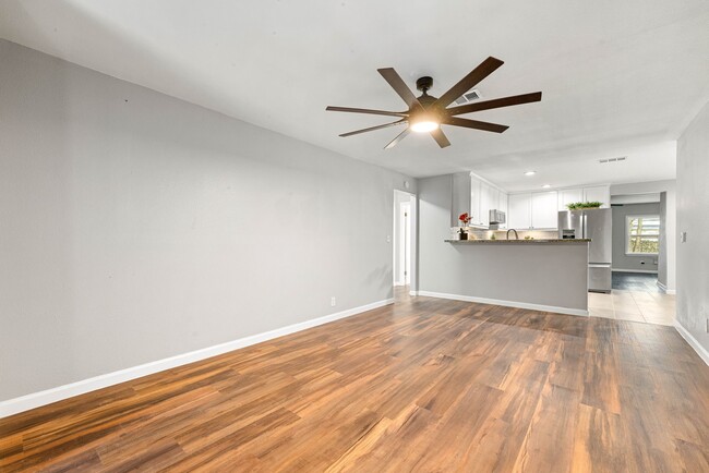 Photo - 7630 Lady St