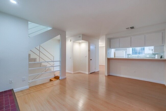 Photo - 1077 W Kensington Rd Unit 3