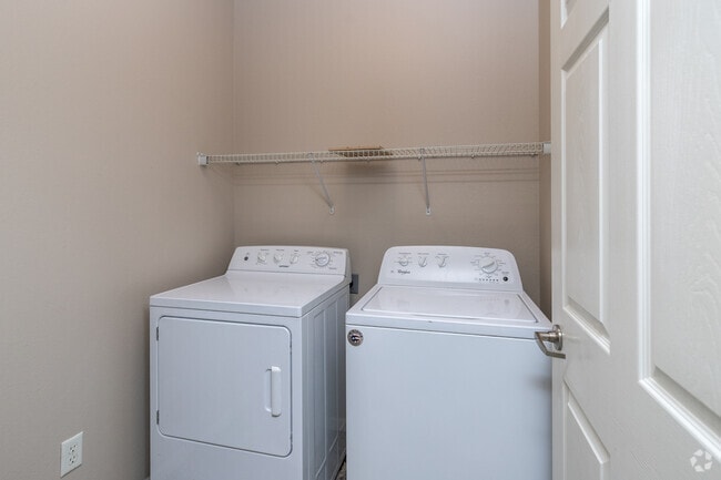 2BR, 2BA - 890SF - Laundry