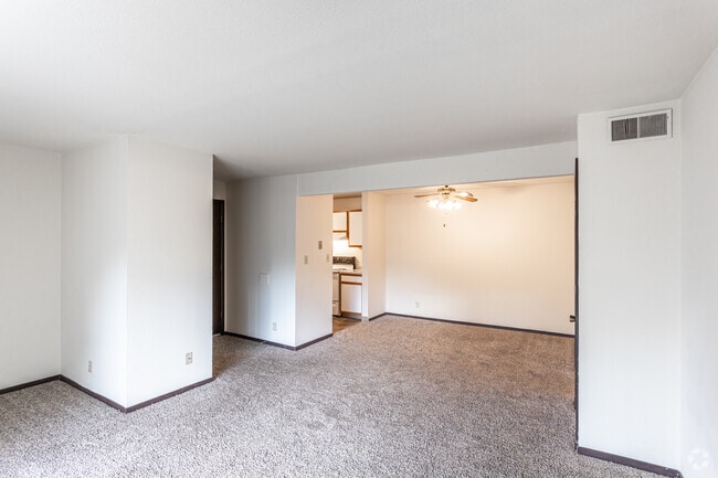 2BR, 1.5BA - 905 SF