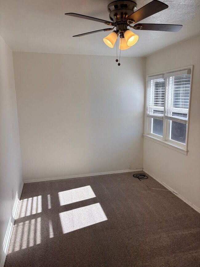 Photo - 582-582-582-582 McIntosh St Unidad 582