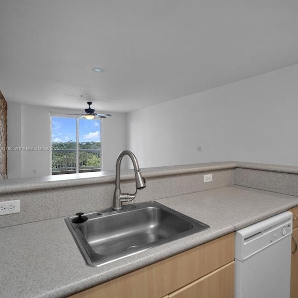 Photo - 2400 SW 27th Ave Unidad 604