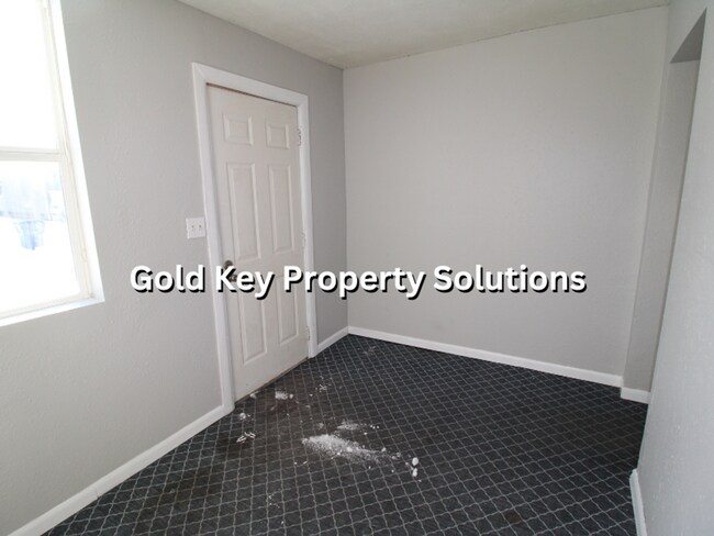 Photo - 816 W 11th St Unit 816 W 11th St Apt #1