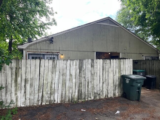 Building Photo - 1365 Garden Rd