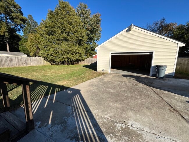 Photo - 3332 Macdonald Rd