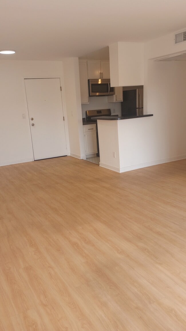 465 Oak Street Glendale, CA 91204 - 465 Oak Street Glendale, CA 91204