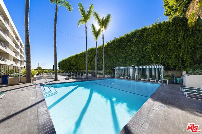 Building Photo - 1131 Alta Loma Rd Unit 131