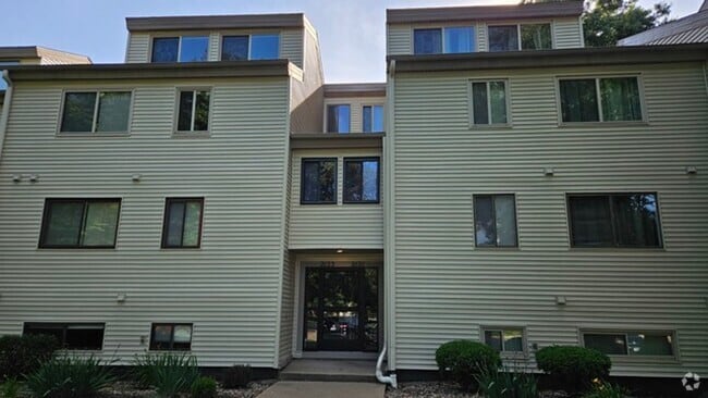 Building Photo - 2 Bedroom Condo in Colony West - Available...