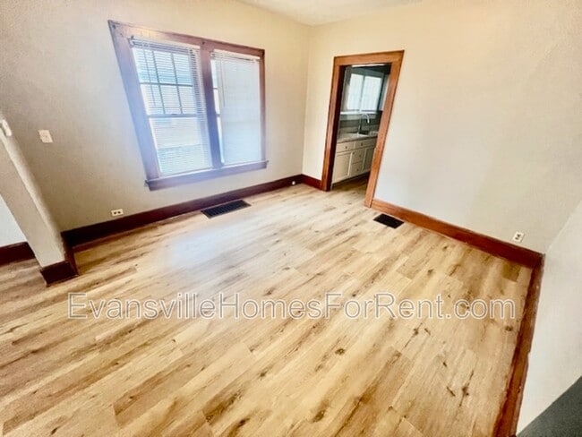 Photo - 521 E Broadway St