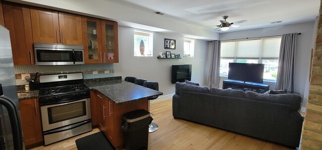 Photo - 1549 W Sherwin Ave