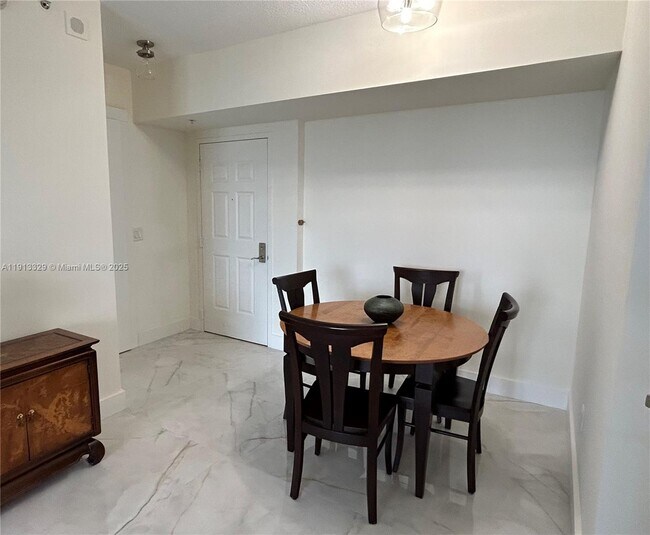 Photo - 888 Douglas Rd Unidad PH05 Rental