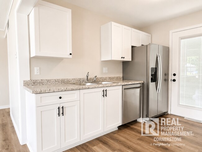 Building Photo - 3 Bedroom Home with Huge Yard & Great Natural Light