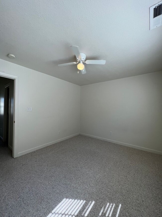 Photo - 106 Streamwood Dr