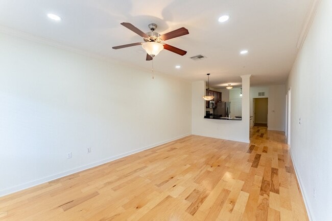 Photo - 910 W 25th St