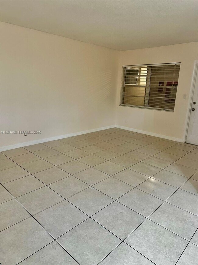 Photo - 1855 Plunkett St Unidad 209