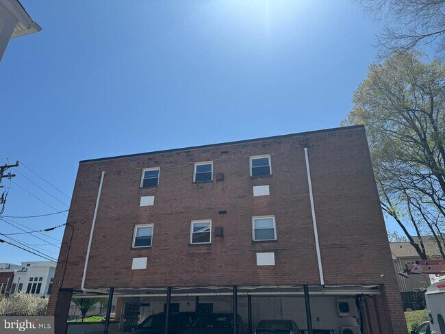 Building Photo - 1510 N Rolfe St Unit 4