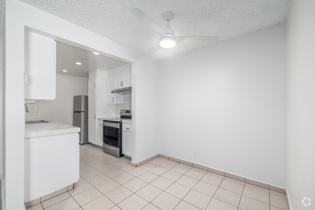 1BR, 1BA - 900SF - Kitchen