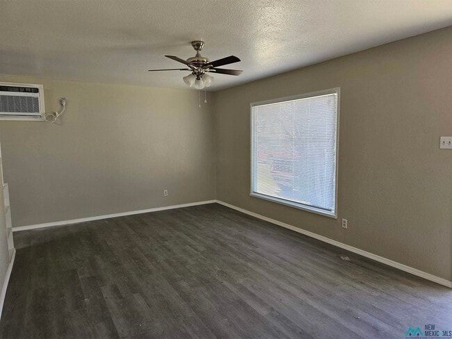 Photo - 105 E Plaza Dr