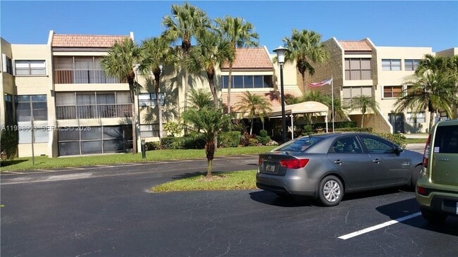 Building Photo - 220 Lakeview Dr Unit 202