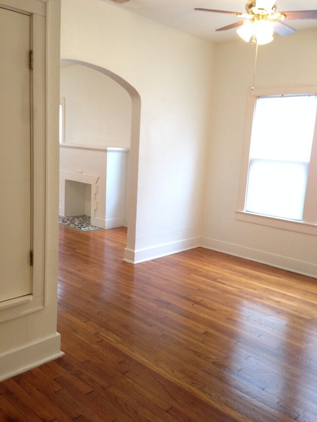 Photo - 713 E Elmira St