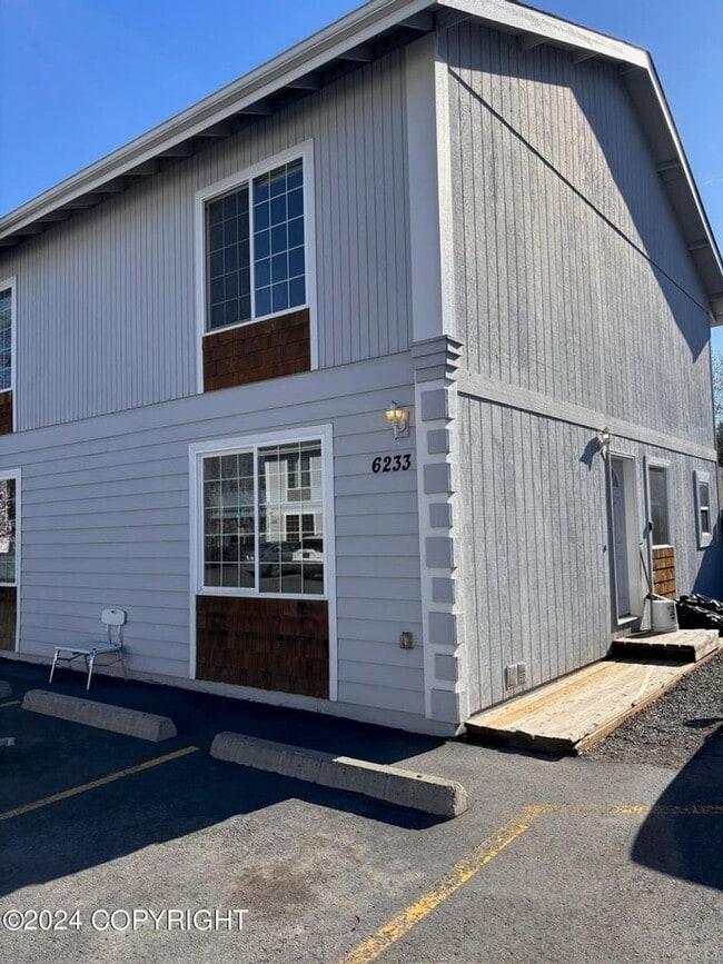 Building Photo - 2 Bed UMED Townhouse