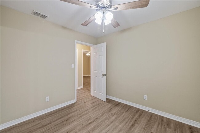 Photo - 207 Iris Cir