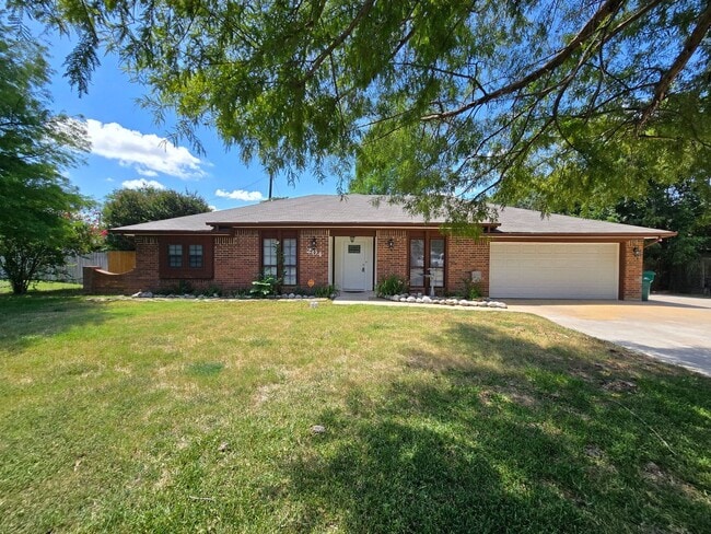 Building Photo - 204 Redwood Cir