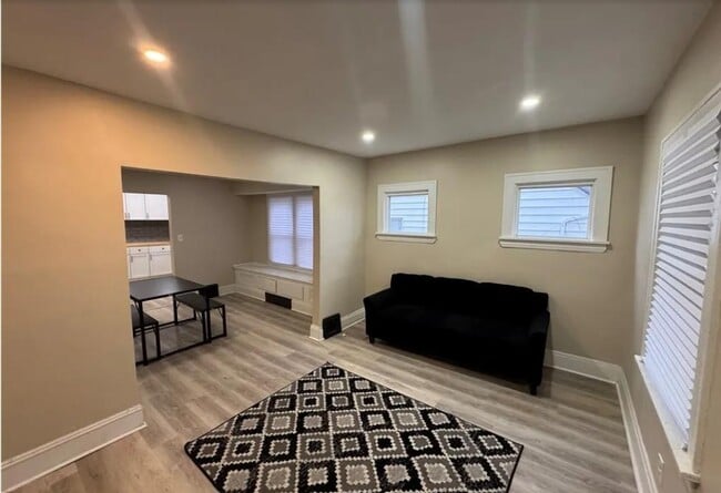 Photo - 14910 Kingsford Ave