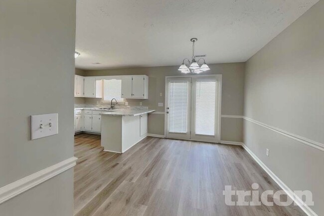 Photo - 2121 Montgomery Ln