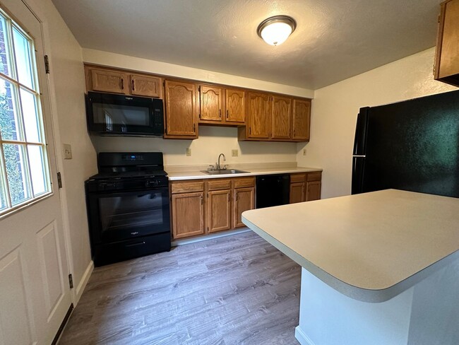 Wonderful Two Bedroom Townhouse in Plum! P... - Wonderful Two Bedroom Townhouse in Plum! P...
