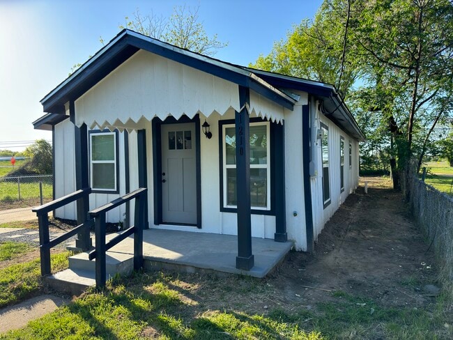 Photo - 1210 Southey St