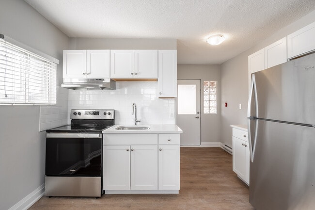 Photo - 2 Bedroom Unit in Small walk up Unité 5